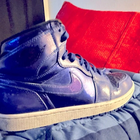 DEEP ROYAL/BLACK-WHITE
The Air Jordan 1 Retro Deep Royal is a classic sneaker. Jordan 1 Retro Deep Royal Men main image 4